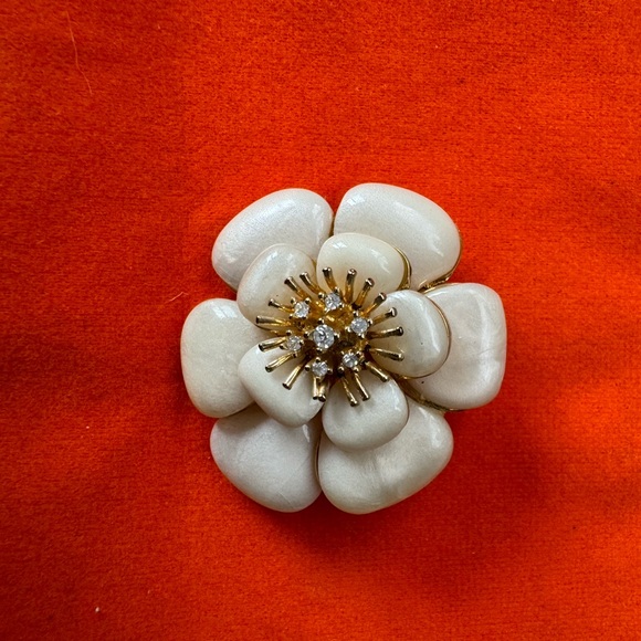 Jewelry - White Floral Brooch